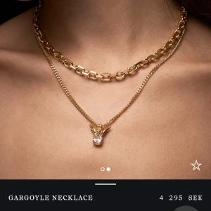 Gargoyle Halsband i Guld - Elegant gargoyle halsband i guld med en unik design från Maria Nilsdotter. Nypris 4295kr och den är knappt använd. Nyskick med inga defekter 💕. Längd 50