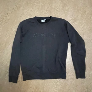 Moncler - Moncler tröja storlek S men skulle nog säga att den skulle passa Xs bättre har använt den några få gånger