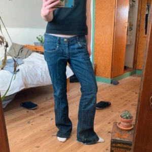 Blå jeans från Replay - Snygga blå jeans från Replay de är lågmidjade och bootcut !! Små nötningar vid fötterna !! Mått : midja : 82. Innerbenslängd:79❤️ skriv vid funderingar