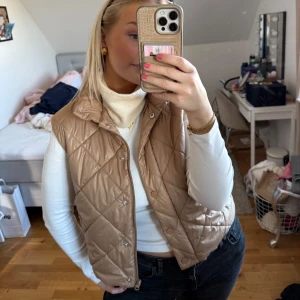 Väst  - Snygg väst köpt i en random butik 