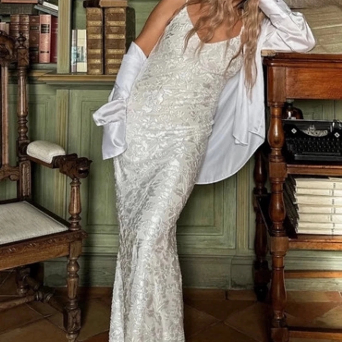 Vit balklänning med blommor och öppen rygg - 2