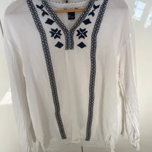Sommar blus - Gullig blus från Lindex som inte säljs längre. Den har ett jättefina broderat mönster och passar jättebra till vår och sommar😊 den hade ett litet hål som vi lagat men det tänker man inte på. 