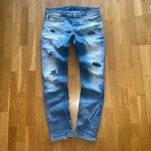 Blå jeans med slitningar (3) - Tvär feta Jack & Jones jeans med slitningar | Mycket bra skick inga defekter | Modellen sitter slim fit | Dem är lite skrynkliga på bilden men ser hur bra som helst på benen | Hör av er vid minsta fundering🤗