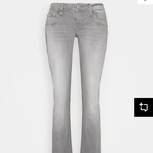 Grå bootcut jeans - Säljer mina populära snygga grå bootcut jeans från Ltb med en klassisk femficksdesign. De har en knapp och dragkedja framtill och är perfekta för en avslappnad stil. Passar bra till både sneakers och klackar. 