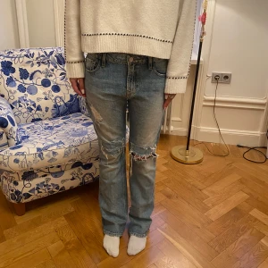 Jeans - Unika jeans med perfekta slitningar!!🩷🩷