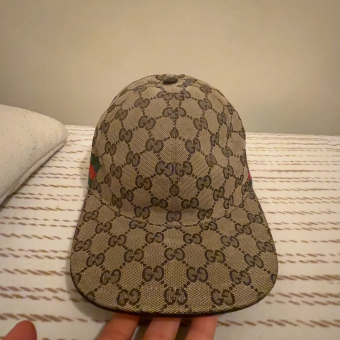 Beige keps med monogram