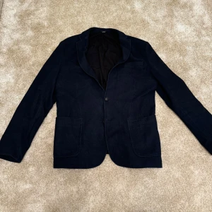 Mörkblå kavaj från MEXX - Klassisk kavaj med två knappar fram och tre fickor. Perfekt för en avslappnad men ändå välklädd stil.  Märke: Mexx Skick: 9/10 Storlek: 52 Ord pris: 399  Din stil: spara inlägget så du inte missar denna kappa Inte din stil: Kolla min profil. Du kommer hitta något för alla kön och åldrar.