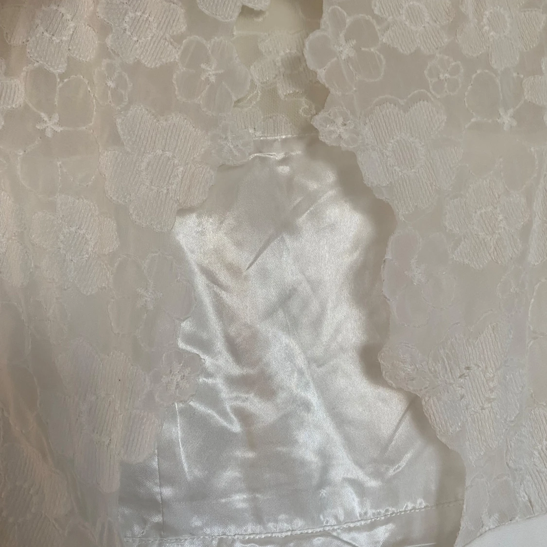 Vit långklänning med spetsdetaljer - 2