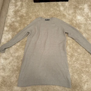 Lager 157 tröja strl M - En stickad tröja i en ljus nyans. Tröjan har en enkel och rak design med långa ärmar och ribbstickning vid ärmslut och nederkant. Passar bra till vardags.  Märke: Lager157 Skick: 9/10 Storlek: M Ord pris: 199  Din stil: spara inlägget så du inte missar denna kappa Inte din stil: Kolla min profil. Du kommer hitta något för alla kön och åldrar.