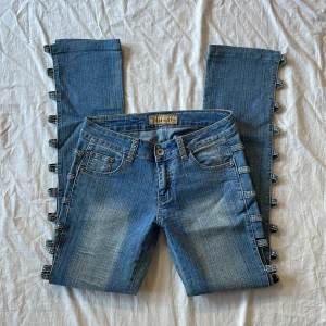 Coola & unika jeans - I superbra skick! Mått: midjemått rakt över 37-43 (mycket stretch) grenhöjd 20 benöppning 16,5 (19 med öppningen) innerbenslängd 80cm, jag är 180 och brukar ha 38/m💗