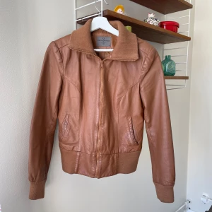 Skinnjacka  - Jacka i äkta skinn. Strl M, mer som S i storlek. Litet skav på ena ärmen (se bild) i övrigt fint skick! Se även mina andra annonser, 3 för 2 på allt!✨