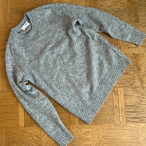 stickad tröja från Selected Homme - Säljer en stilren grå stickad tröja från Selected Homme. Perfekt för våren och enkel att matcha med olika outfits.