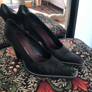 Svarta klackskor Christian Daniel -  från Christian Daniel med spetsig tå och dragkedje kant. Tillverkade i skinn med en elegant klack. Storlek 40 men passar mig bra som har 39 i andra skor!