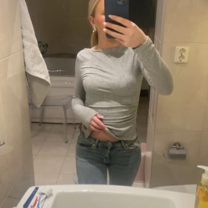 Ljusblåa bootcut lågmidjade jeans  - Snygga ljusblåa bootcut med låg midja från gina tricot . Jeansen är i nyskick . Nypris 500kr . Skriv för fler bilder 💕