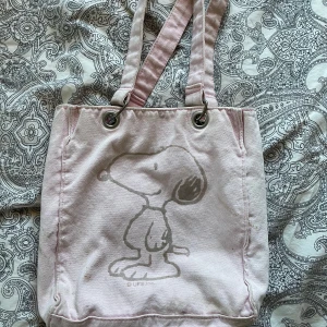  tygväska - Använt mycket. Perfekt för alla som älskar klassiska serier och vill ha en unik accessoar.