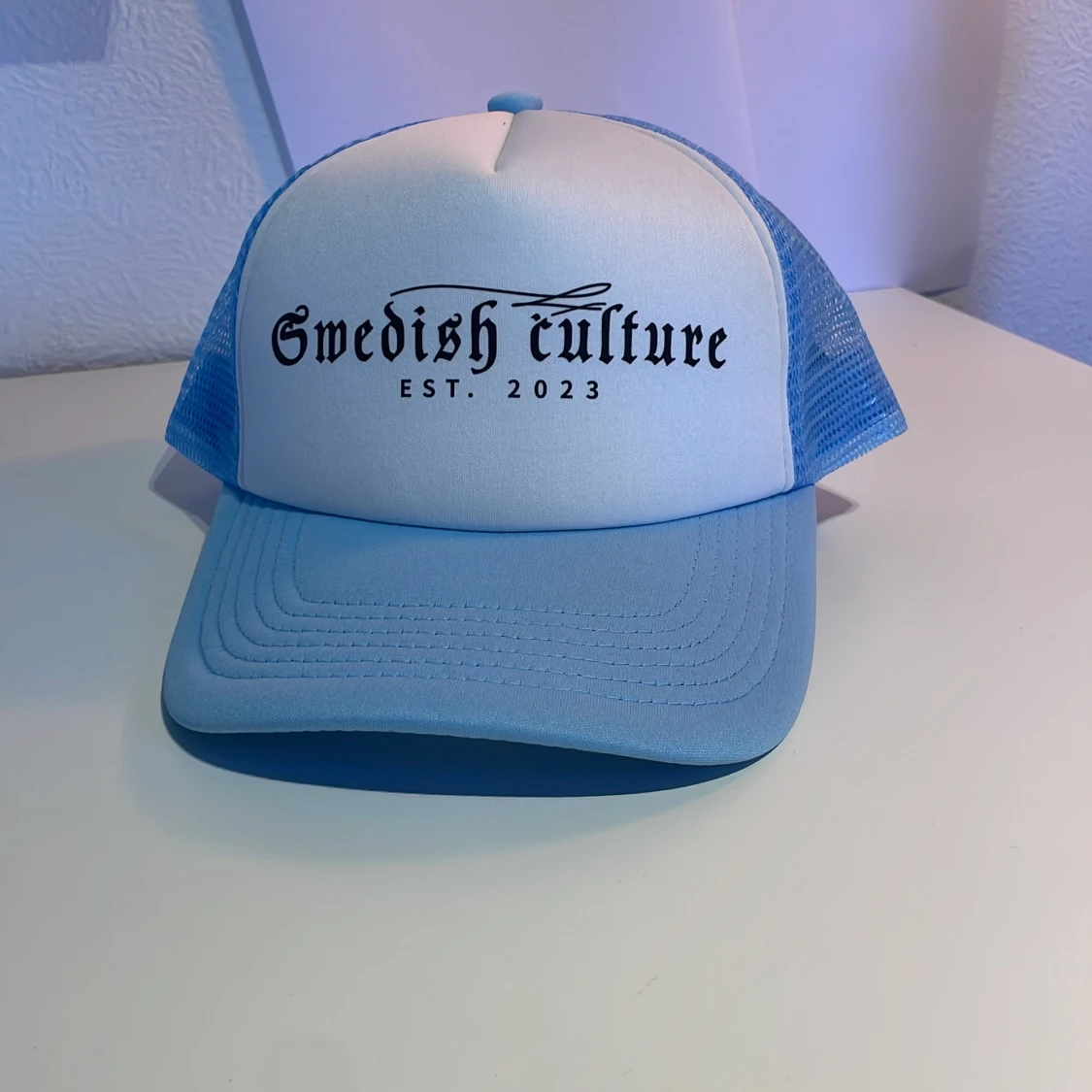 Blå och vit keps ”Swedish culture”
