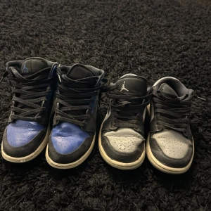 Nike Air Jordans i blått och grått - Två par Nike Air Jordans till salu. Ett par i blått och svart med snörning och ett par i grått och svart. Perfekta för sneakerheads som vill utöka sin samling. Båda paren har den klassiska Air Jordan-loggan.båda skorna för 700 ett par för 400