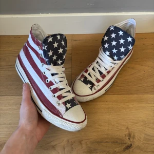 Converse All Star med amerikanskt flaggmönster - Tja! Säljer mina riktigt schyssta och unika Converse i storlek 43. Köpte dem helt nya och bara använt dem ett fåtal gånger så dem är bara lite smutsiga. Bara att höra av sig vid frågor eller liknande✌️
