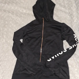 Svart hoodie från H&M Sport - Säljer en svart hoodie från H&M Sport med texten 'ACTIVE SQUAD' på ärmen. Tröjan har en dragkedja framtill och en praktisk huva. Perfekt för en aktiv livsstil!💗💞