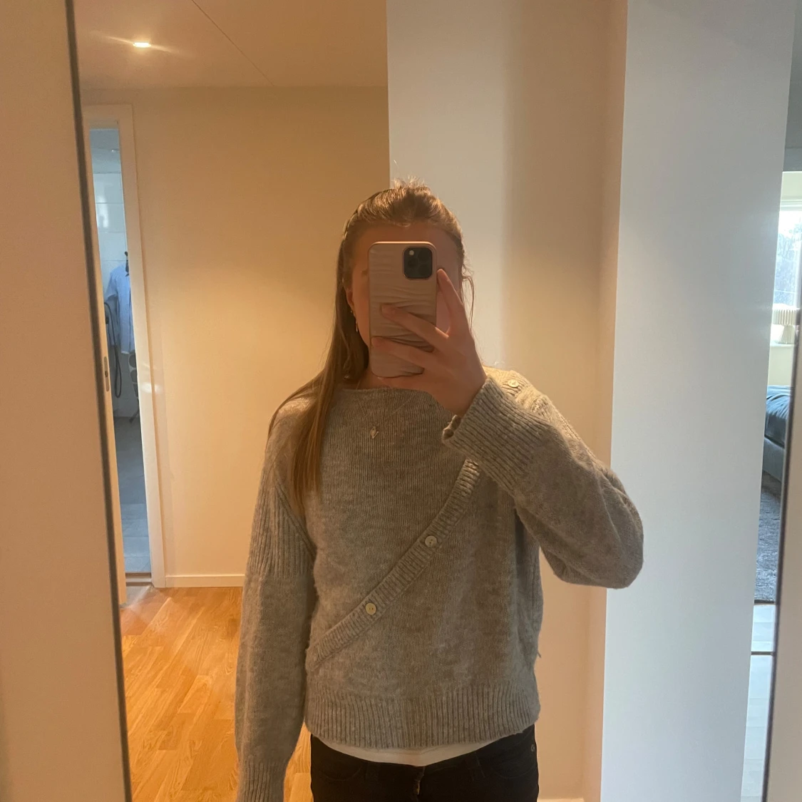 Grå tröja med knappar 