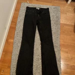 Svarta lågmidjade jeans - Snygga svarta jeans från lager 157 i storlek  XS. Använda men i jättebra skick.