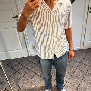 Piké skjorta  - Säljer min piké skjorta från Zara som aldrig är använd. Den är i storlek S men passar även M då den är lite större i storlek. Kom gärna med prisförslag!