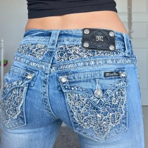 Miss me jeans - Midjemått: 37cm rakt över, innerbenslängd: 80cm 💕