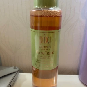 Hell ny Pixi Glow Tonic (priset kan diskuteras vid snabb) - Säljer en hell ny flaska Pixi Glow Tonic, en exfolierande toner med 5% glykolsyra. Flaskan rymmer 250 ml och har en ljusgrön kork. Perfekt för att ge huden en fräsch och strålande lyster. 