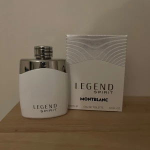 Montblanc legend spirit parfym - Säljer en helt nya Montblanc legend spirit parfym då jag fick dubblett i present. Använd några sprut så ca 90/100ml kvar i flaskan. Köptes ny på NK för 1200kr men säljer den nu för endast 700kr. Kom gärna med prisförslag! 