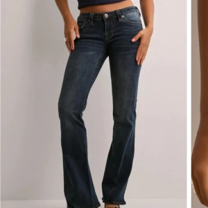 Mörkblå jeans från True Religion - Snygga mörkblå jeans från True Religion med en klassisk femficksdesign och dekorativa sömmar. Jeansen har en låg midja och en bootcut-stil som ger en avslappnad look. Perfekta för en trendig vardagsstil. Ny pris 1300❤️ skriv för egna bilder.