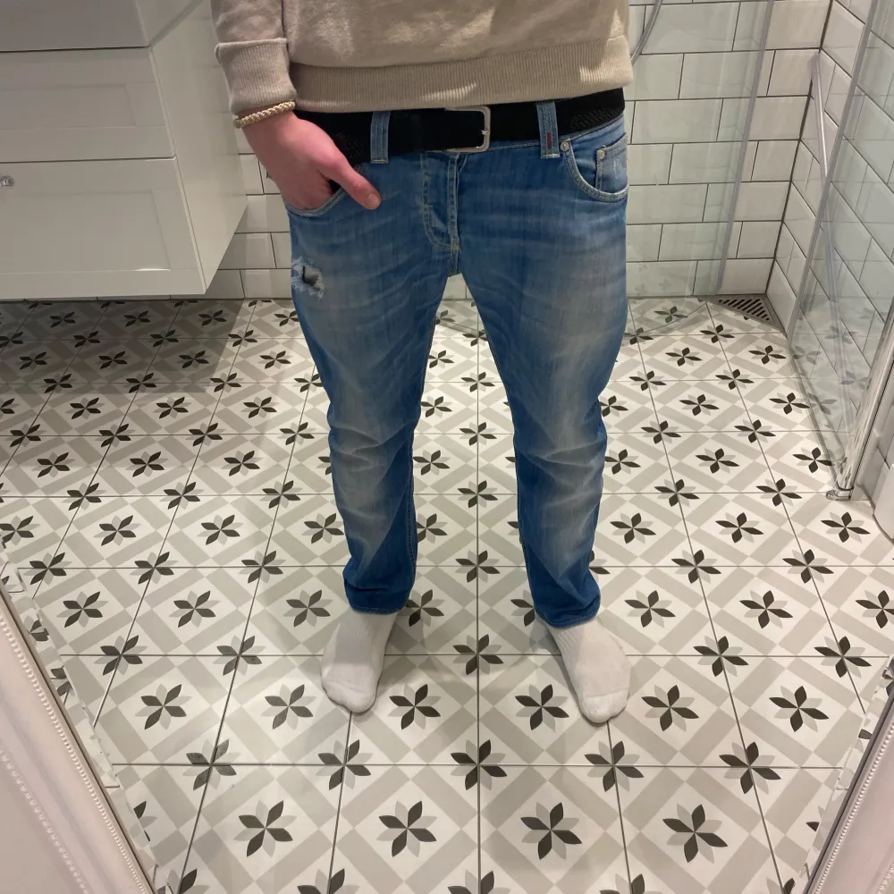 Blå jeans från dondup med snygga och stiliga slitningar| nypris 3000 mitt pris 699| skick 9/10| Tveka inte att höra av om du har frågor eller vill ha flera bilder. Priset går att diskuteras vid snabb affär.. Farkut & Housut.