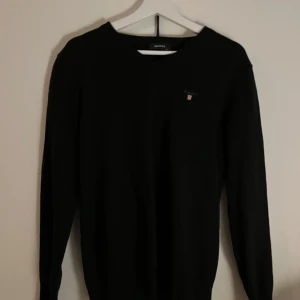GANT tröja  - Säljer denna Gant tröja som är i stl L men skulle säga att den även passar en M/L människa och är väldigt tunn i materialet men väldigt skön, inga fläckar eller liknande, skicka för mer info ;)