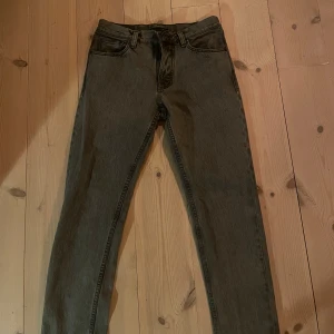Grå jeans  Nudie Jeans - Säljer ett par grå jeans från Nudie Jeans i storlek 30/30.   Modellen är steady Eddie.          Använda max 2 ggr, säljer eftersom de är för stora