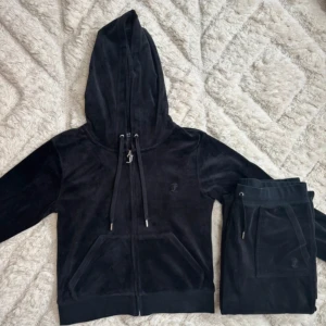 Juicy Couture set svart - Ett sååå snyggt mjukisset från Juicy Couture!💓Nypris är 2500kr, bra skick, normal i storlek.