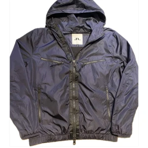 J.Lindeberg windbreaker - Säljer nu en snygg J.Lindeberg windbreaker |  Storleken M |  andvänd fåtal gånger |  hör av er vid intresse eller funderingar |