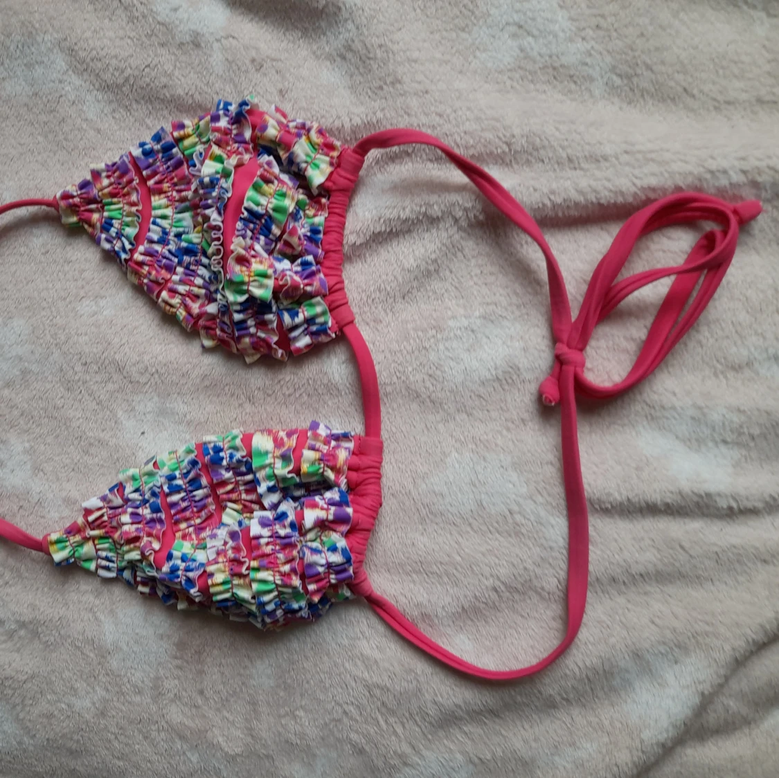 Färgglad bikini med volanger - 1