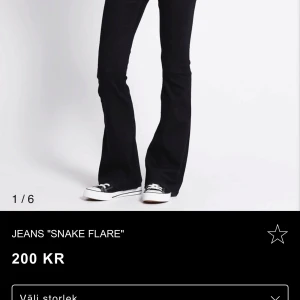 svarta jeans lager 157 - säljer nu ett par svarta bootcut jeans från lager157 vet dock inte om det är exakt dem på bilden men tror det ! Helt nya och oanvända 