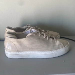 Axel Arigato skor str 37,5 - Axel Arigato skor i färgen beige. Säljes för att dem har blivit för små. Använt ett par fåtal gånger, så dem är i väldigt bra skick.                                                       Strl: 37,5