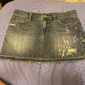 Jeanskjol - Unik jeanskjol från märket old navy. Midjemått ca 42cm rakt över. Längd ca 33,5cm. Säljer för att den inte passar :)