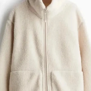 Beige teddyjacka med dragkedja - Säljer denna populära ljusbeigea koftan från H&M som är extremt sällsynt. Man kan även använda den som en jacka! Den är i nyskick💕 Skriv för fler bilder! Mått:                                                                                Xs: Bröstvidd cm: 78-82 Midjemått cm: 64-66 Stussvidd cm: 86-90