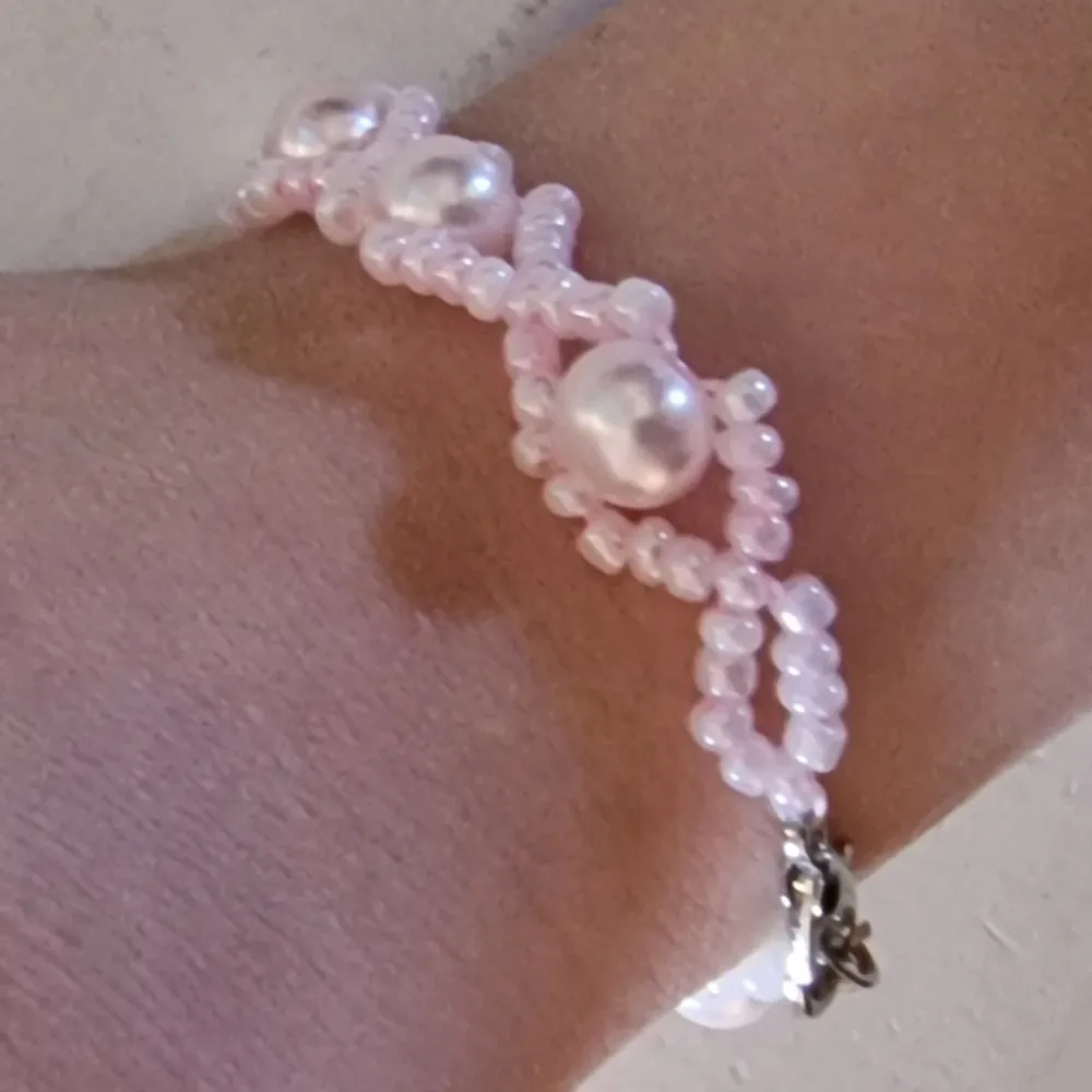 Sött och stilrent handgjort pärlarmband, perfekt för barn i åldern 6-8 år! Detta armband är tillverkat med omsorg och kärlek, och ger en fin touch till varje barnoutfit. De ljusa pärlorna och den enkla designen gör det till en favorit både till vardag och fest. Anpassar storlek och färger efter dina önskemål! Samfraktar! . Asusteet.