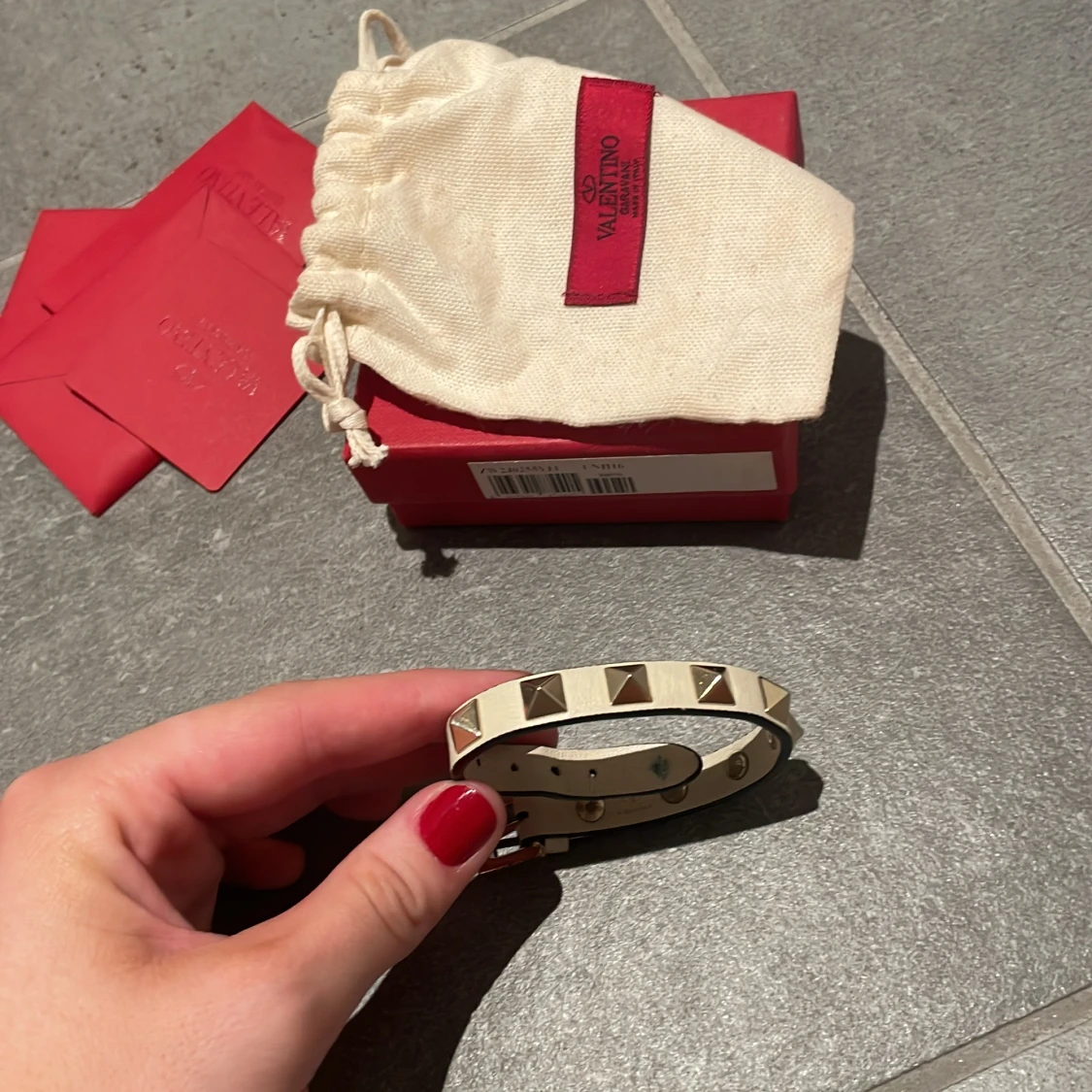 Valentinoarmband med nitar!