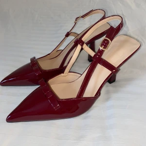 Vinröda pumps med spetsig tå - Supersnygga vinröda pumps med spetsig tå och klack! Väldigt bekväma och lätta att gå i. Man kan justera banden för att de ska passa perfekt 🍒Klackhöjden är 8 cm 🪩