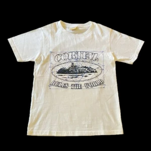 Corteiz T-Shirt - Sparsamt använd corteiz t-shirt i storlek XS. Riktigt snygg till sommaren, passar bra med allting. Lapparna är inte kvar. Vid ytterligare funderingar skicka ett dm 💪