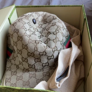 Gucci keps - Gucci keps begie. Frågor?Låda och Dustebag kommer med✅ Frågor❓❓Skriv!!🙌