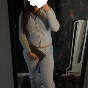 grå Juciy couture  - säljer mitt gråa juciy couture sett. det står juciy couture med diamanter på vänster benet och på ryggen. säljer dom då de tyvärr inte används! men det är ett super mysigt sett och som är i bra skick. fått det i födelsedagspresent men säljer det billigare då några diamanter ramlat av! pris kan diskuteras! 