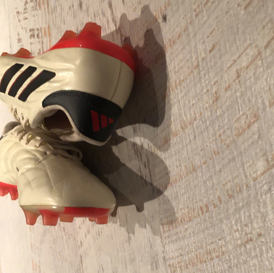 Vita fotbollsskor från Adidas - 1