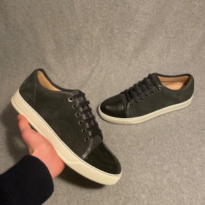 HELT NYA Lanvin skor  - Säljer ett par HELT NYA Lanvins som är i storlek UK 9 som motsvarar 43! Hör gärna av dig om du har några frågor!