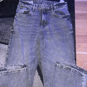 Grå flared jeans från zara - Snygga grå jeans från Zara med en klassisk femficksdesign. Perfekta för en avslappnad stil. Dem är använda endast en gång, och säljer dem för att dem inte passar. Storleken är 36 så storlek M i byxor! Hör av er vid frågor😁!!