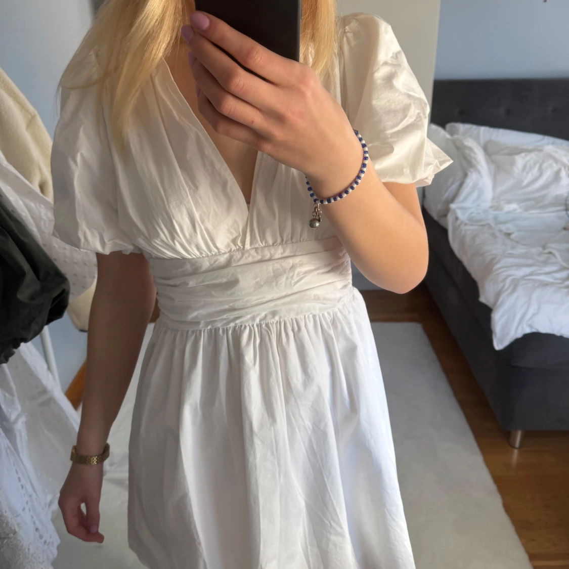 Vit kortklänning med v-ringning - 1